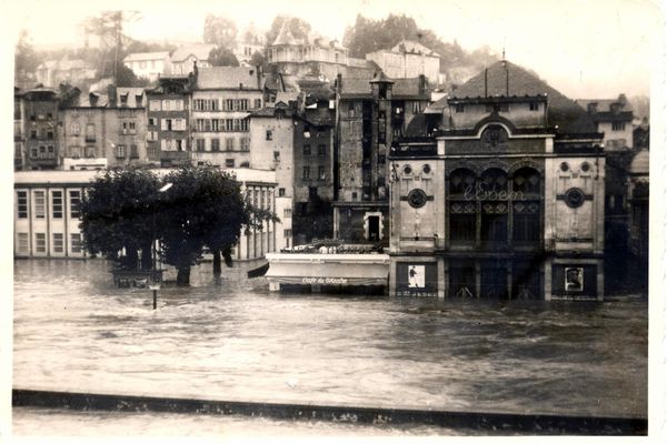 Le théâtre municipal d'Éden pendant les inondations du 4 et 5 octobre 1960, à Tulle.