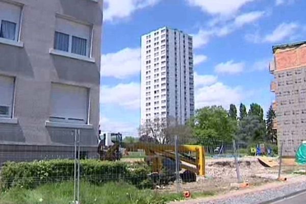 L'une des barres d'immeuble a déjà été coupée en deux. Deux cages d'escalier ont disparu et avec elles une vingtaine de logements. Mais la célèbre tour des Ailes est toujours debout.