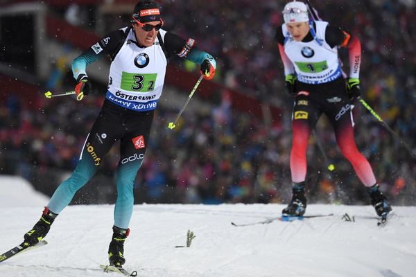 16 Mars 2019 en Suède aux Mondiaux  lors du relais 4 x 7,5 km, hommes. Quentin Fillon Maillet devant Vetle Sjaastad Christiansen (Norvège)