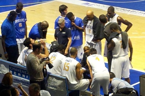 Rudy Nelhomme et ses joueurs sur les bancs du PB86 lors du match aller à Poitiers.