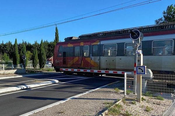 Millas (Pyrénées-Orientales) - c'est le premier TER à effectuer la liaison Perpignan/Ille-sur-Têt depuis l'accident de car mortel - 21 mai 2020.