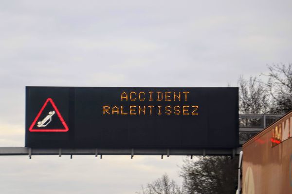 Panneau accident sur l'autoroute - Illustration