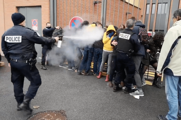 Des grévistes enchainés à une grille du rectorat de Toulouse ont été délogés par les forces de l'ordre à l'aide de gaz lacrymogène.