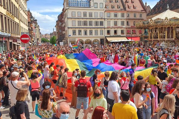 La marche des visibilités a rassemblé des milliers de personnes à Strasbourg. Ici place Gutenberg.