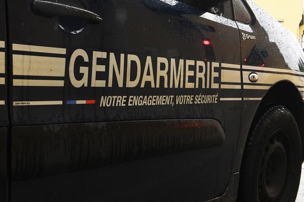 Le septuagénaire a été placé en détention en attendant sa comparution immédiate mardi 1er août 2023 à 14 heures.