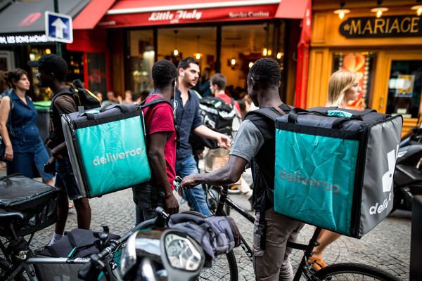 Des livreurs Deliveroo se sont rassemblés mercredi 7 août place de la République pour protester contre un changement de la grille tarifaire.