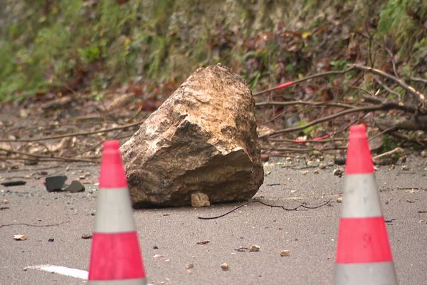 Des blocs de rochers se sont détachés des falaises de la côte de Morre près de Besançon (Doubs).