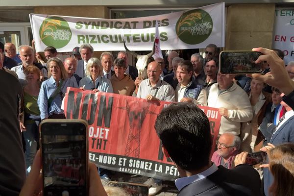 La future ligne aérienne à très Haute Tension entre Fos-sur-Mer suscite une forte opposition des habitants, des agriculteurs et des élus des territoires traversés.