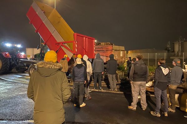 Les agriculteurs de la CR47 bloquent le port de Bassens près de Bordeaux.