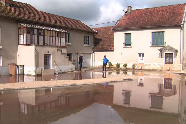 Du sang rejeté par l'abattoir Bigard de Venarey-les-Laumes (Côte-d'Or) s'est mélangé à l'eau des rivières lors de leurs crues le 2 avril 2024.