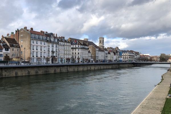 Le Doubs, au centre-ville de Besançon.