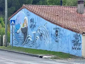 La fresque a été reproduite sur une maison de Gaillan-Médoc, qui longe une départementale très fréquentée.