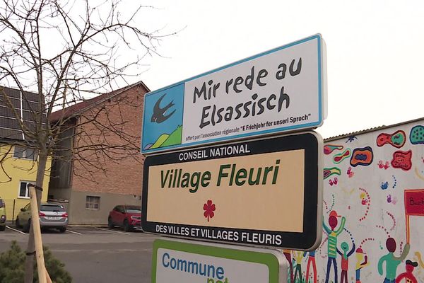 Le village de Buschwiller affiche un panneau qui dit, qu'ici, les villageois parlent l'alsacien