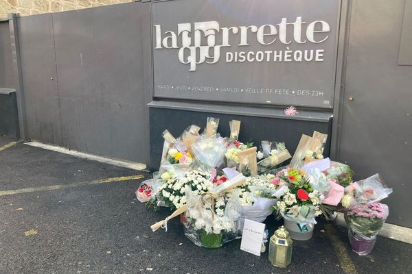 Depuis le décès de Justine Vayrac, des anonymes déposent des bouquets de fleurs devant la discothèque la Charette