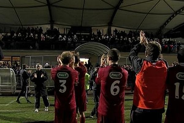 Les joueurs de Mondeville, battus après prolongations par Chateauroux, sont ovationnés par leur public.