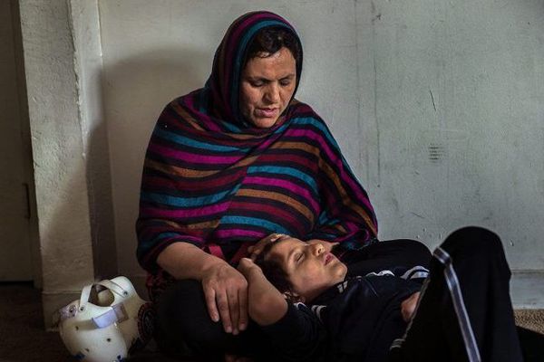 Malalai Rafi, réfugiée afghane, et son fils Omar (8 ans), dans leur appartement à Sacramento. Omar, rentré de l’hôpital depuis peu, a des lésions cérébrales provoquées par un accident de vélo qui a tué son père, Mustafa Rafi. 