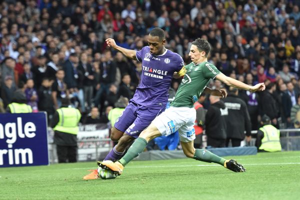 Issa Diop (à gauche), sous les couleurs violettes du TFC en 2017 lors d'un match contre Saint-Etienne.