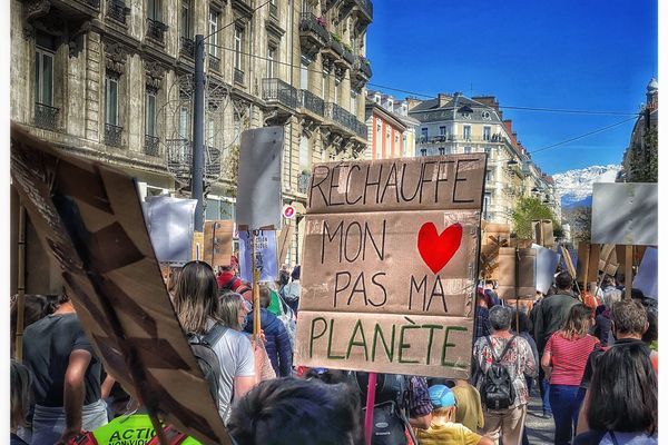 Plusieurs centaines de militants écologistes ont manifesté à Grenoble ce dimanche 28 mars. 