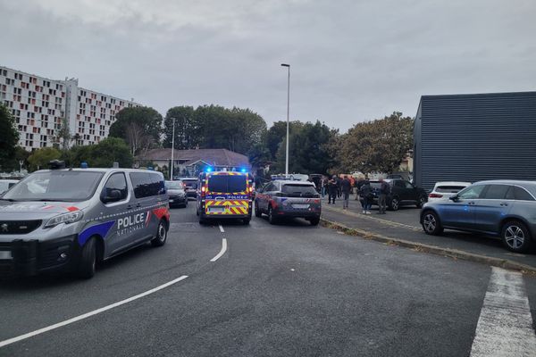 Dispositif policier à Bayonne, après la découverte d'un corps derrière un entrepôt près de la cité Breuer, ce samedi 14 octobre.