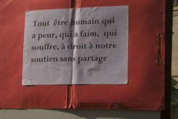 Un des panneaux porté par un manifestant en faveur de l'accueil des réfugiés en France, lors du rassemblement devant la préfecture de Montpellier, samedi 05.09.15