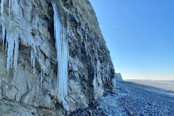 La vague de froid a crée de spectaculaires formations de glace sur la Côte d'Opale