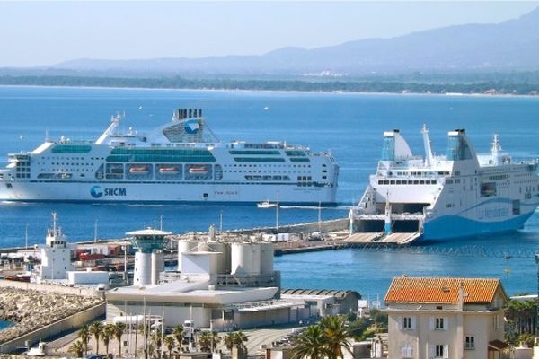 06/12- Port de Bastia: le Danielle Casanova (SNCM) et le Piana (La Méridionale) 