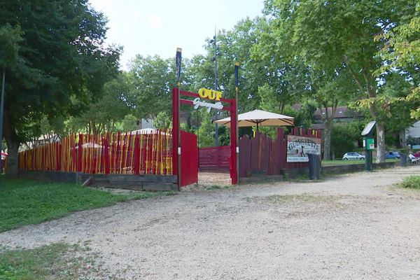 La reconstruction de la "Guinguette on Loire" de Nevers (Nièvre) arrive à son terme.