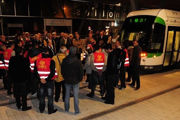 Les conducteurs CGT mécontents de leurs conditions de travail ont retenu le 1er tram vers 5h du matin, à son bord les élus de Nantes-Métropole et la direction de la TAN