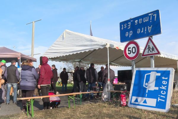 Les tentes, les tables, la nourriture, tout est prévu pour tenir dans la durée