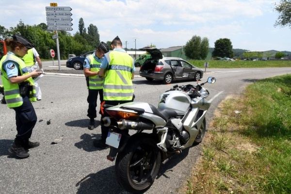  La moto a été percutée par une voiture au niveau d'un carrefour, à Pouyastruc, dans les Hautes-Pyrénées.