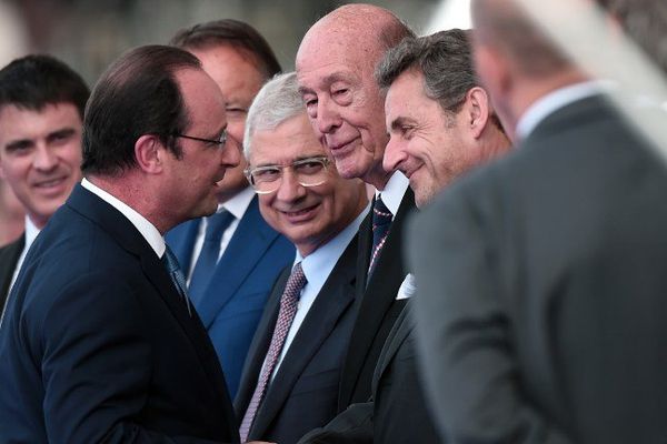 François Hollande et les anciens présidents de la République Nicolas Sarkozy et Valéry Giscard d'Estaing le 6 juin 2014 sur la plage de Ouistreham pour le 70 ème anniversaire du Débarquement. 