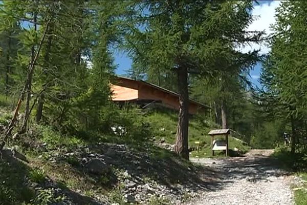 Ce refuge est situé dans le Parc National du Mercantour à 2.018 mètres d'altitude.