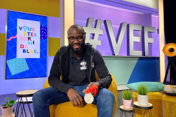 Le boxeur Daouda Sow sur le plateau de "Vous êtes formidables" le 18 novembre 2022 avec la médaille d'argent des JO de Pékin 2008.