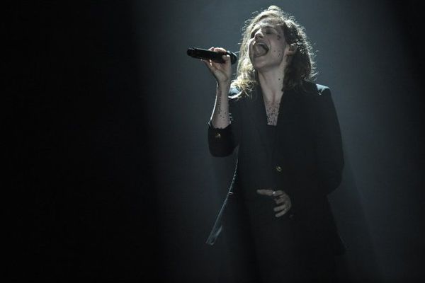 Christine and the Queens, l'énergie d'un phénomène au festival des Vielles charrues.