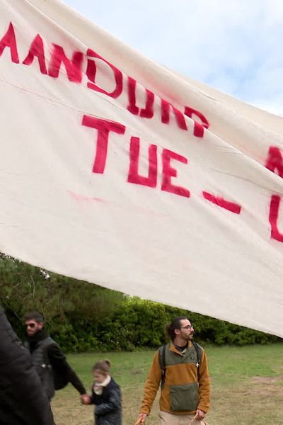 Ce dimanche 24 mars 2024, à Plomeur dans le Finistère, une trentaine de militants écologistes ont déroulé des banderoles hostiles aux horticulteurs de l'EARL Kaandor. En ligne de mire le pompage illégal dans un étang situé près d'une zone humide protégée