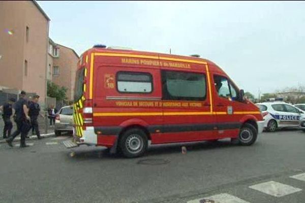 Un jeune homme de 18 ans a été blessé par balle ce lundi en fin de matinée alors qu'il se trouvait dans la rue cité du Plan d'Aou à Marseille.