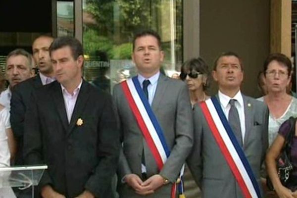 Une minute de silence sur le perron de la mairie