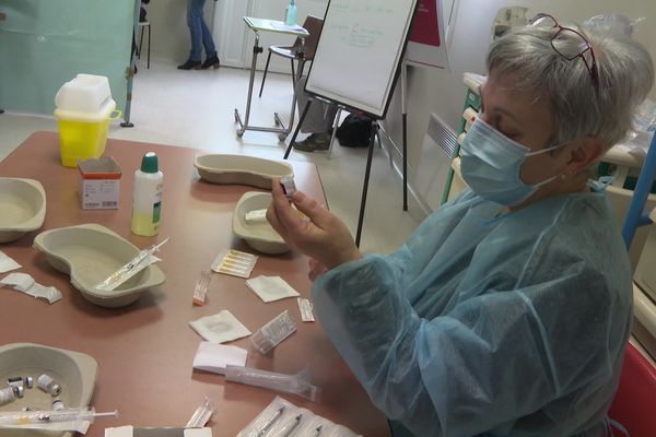 Les trois centres de vaccination du groupe hospitalier Mont-Saint-Michel dans le sud Manche cherchent des renforts