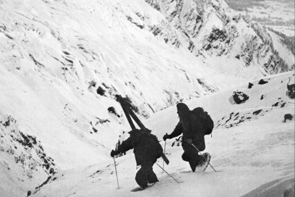 Des chasseurs alpins partant à la recherche de René Payot qui commandait la première caravane de secours pour le Malabar Princess.