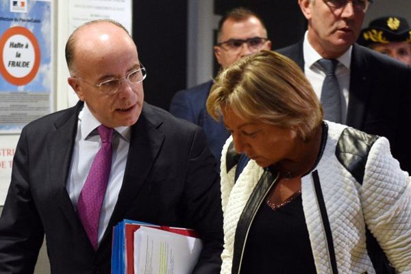 Bernard Cazeneuve aux côtés de Natacha Bouchart, la maire LR de Calais, le 2 septembre dernier.