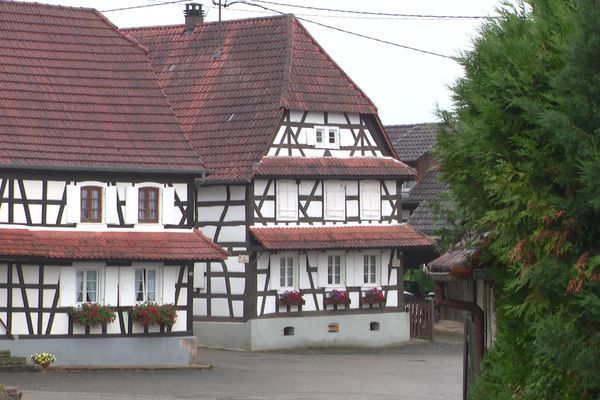 Les maisons blanches à colombages caractérisent Hunspach.