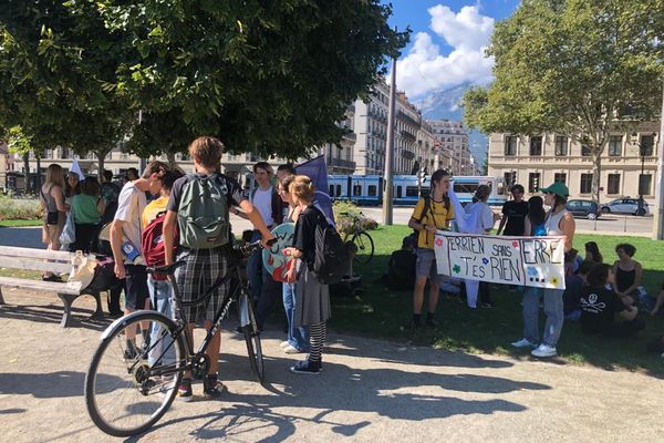 Quelques dizaines de lycéens et étudiants se sont rassemblés ce vendredi 15 septembre 2023 à Grenoble, en Isère, à l'occasion de la grève mondiale pour le climat.