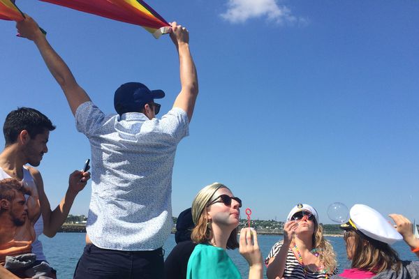 Sur l'un des navires de la croisière des fiertés