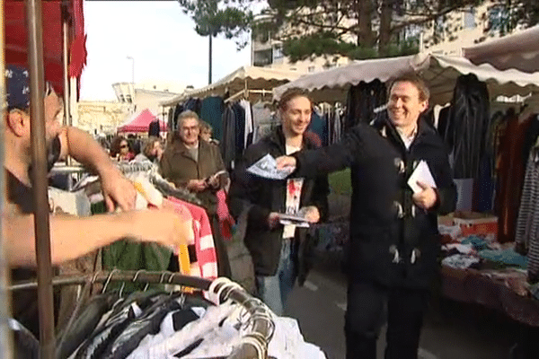 Nicolas Calbrix, tête de liste régionale de Debout la France, en campagne sur le marché d'Hérouville-Saint-Clair