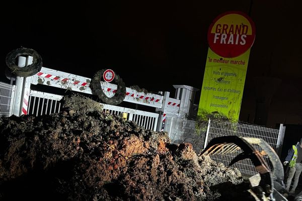 Des agriculteurs ont déversé du fumier devant le magasin Grand frais de Gonfreville-L'Orcher dans la nuit du mercredi 28 au jeudi 29 février 2024.