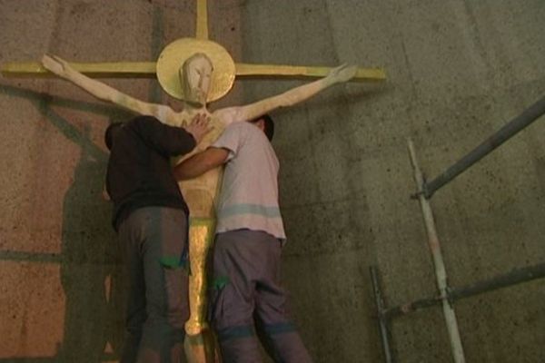 Le Christ de 3 mètres de haut réalisé par le sculpteur auvergnat Dominique Kaepplin a été suspendu en l'église Saint-Julien ce mercredi après 55 ans d'attente