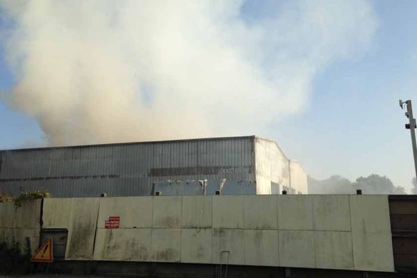 Un incendie s'est déclaré dans un entrepôt de la déchetterie Onyx Véolia Propreté, à Chalon-sur-Saône, samedi 24 septembre 2016. 