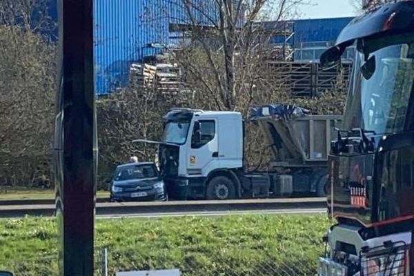 Un camion benne a percuté par l'arrière cette voiture sans faire heureusement de blessés.