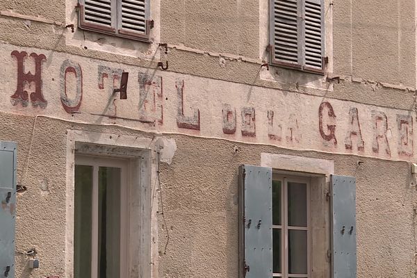 Cet ancien hôtel-café-restaurant a repris du service plus de 15 ans après avoir fermé.