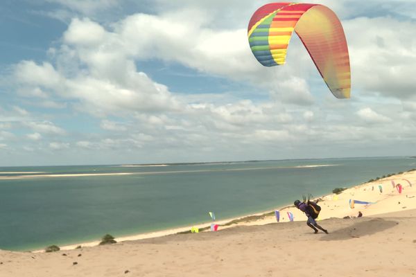 Sur la dune du Pilat, le nombre de parapentiste est en augmentation constante.